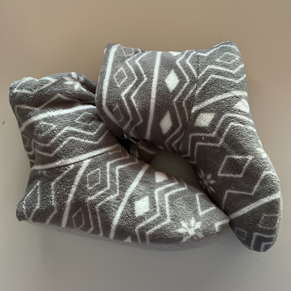 Slipper Booties with Pom Pom’s Grey Size 7-9 - Picture 6 of 12